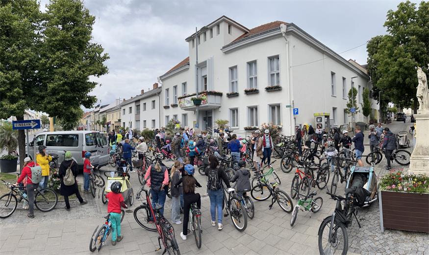 Kidical Mass in Neusiedl am See 2025: Die Radlobby fordert sichere Radwege, vor allem für Kinder.