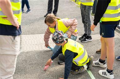 Kinder erleben Verkehrserziehung spielerisch.