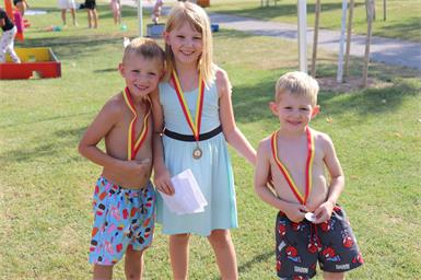Kinder freuen sich über ihre Medaille beim SPORTUNION actionday.