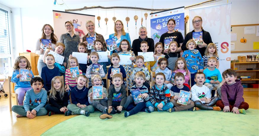 Kinderbuch-Autor und rot-weiß-rote Legende Thomas Brezina als Geschichtenerzähler im Kindergarten Rust. Auch Stadt-Boss Bürgermeister Gerold Stagl begrüßte den Boss der Knickerbocker Bande und von Tom Turbo in seiner Gemeinde.