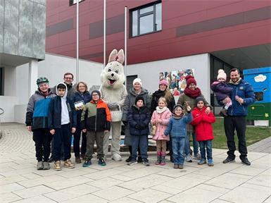 Kinderfreude-Obmann Lukas Feßl (3. v. l.) und seine Stellvertreterin Sandra Häußle (4. v. l.) konnten am Samstag den Osterhasen dazu bringen, einen Sprung am Rathausplatz vorbeizuhoppeln. Die Kinder freuten sich auf den Besuch und die kleinen Geschenke, die er in seinem Körbchen mitbrachte. 
