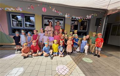 Kindergartenleiterin Julia Martna (Mitte rechts), Pädagogin Lena Martna (rechts) und Helferin Sylvia Trettner (Mitte links) investierten gemeinsam mit den Kindern zahlreiche Stunden in Bastelarbeiten und Proben für den Auftritt.