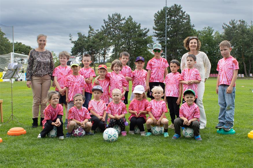 Kindergartenleiterin Martina Lehrner-Steiner und Tanja Znaymer mit den Kindergartenkindern von Unterfrauenhaid als Fußballmannschaft.