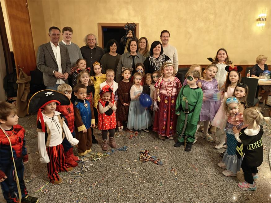 Kindermaskenball verzauberte Groß und Klein. Bürgermeister Andreas Kacsits, die Gemeinderäte Daniel Heintz, Andreas Pfeller, Birgit Reumann, Patrick Dorner und Julia Reumann sowie die Gemeindevorständinnen Eva Heidenreich und Nicole Gulyas mit den kostümierten Kids.