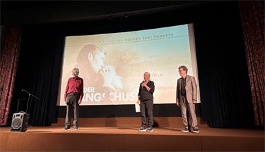 Kinobesitzer Oliver Treiber (r.) und seine Eltern Jutta und Joe Treiber, selbst Statist im Film, konnten sich über zahlreiche interessierte Besucherinnen und Besucher freuen.