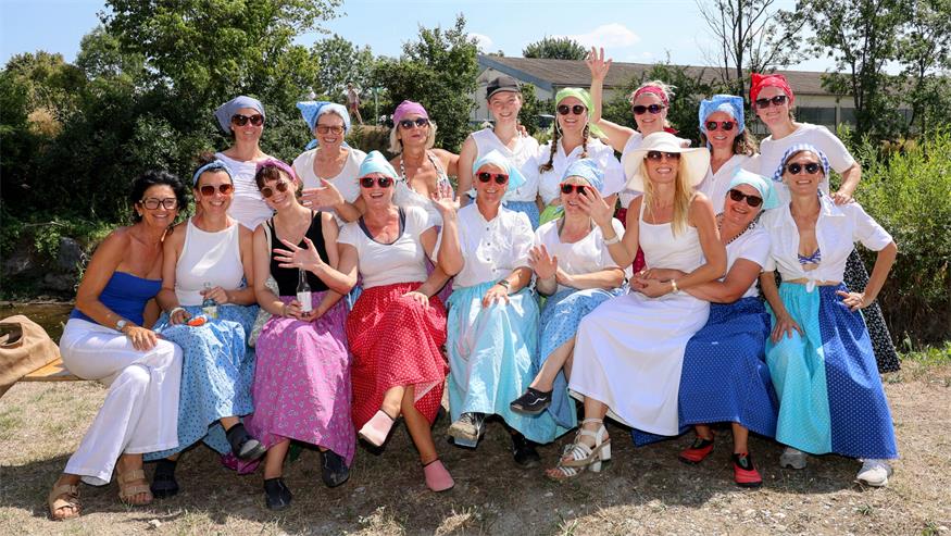 Kirtagsausklang der Leithaprodersdorfer Dirndln beim traditionellen Blodanschwimmen.