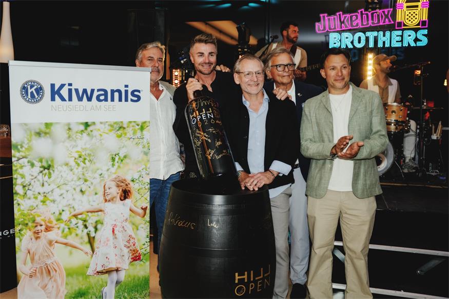 Kiwanis Neusiedl darf sich über den großen Spendenerfolg beim „Hill Open“ Benefizgolfturnier freuen: Franz Schweifer (Kiwanis), Leo Hillinger, Roland Beck vom Birkenhof Gols (er hat die 18L Magnum Flasche ersteigert), Roland Kraus (Kiwanis) und Moderator und Auktionator Daniel Stock.