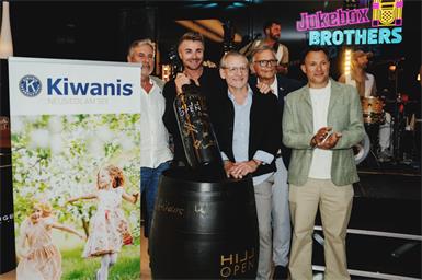 Kiwanis Neusiedl darf sich über den großen Spendenerfolg beim „Hill Open“ Benefizgolfturnier freuen: Franz Schweifer (Kiwanis), Leo Hillinger, Roland Beck vom Birkenhof Gols (er hat die 18L Magnum Flasche ersteigert), Roland Kraus (Kiwanis) und Moderator und Auktionator Daniel Stock.