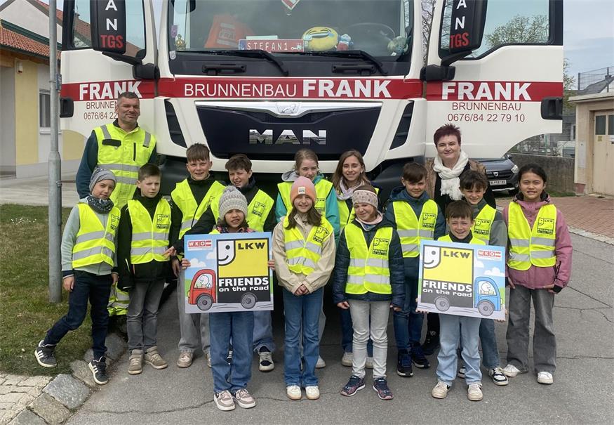 Klassenlehrerin Beate Wurzinger und Lkw-Fahrer Stefan mit den Kindern der 3. und 4. Klasse der Volksschule St. Andrä am Zicksee