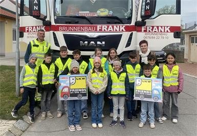 Klassenlehrerin Beate Wurzinger und Lkw-Fahrer Stefan mit den Kindern der 3. und 4. Klasse der Volksschule St. Andrä am Zicksee