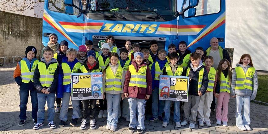 Klassenlehrerin Diana Jordanich und Lkw-Lenker Franz Schwentenwein mit den Kindern der 3b und 4b Klasse der Volksschule Wulkaprodersdorf.