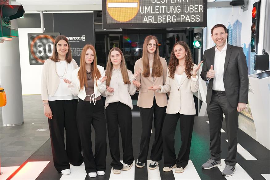 Klassenvorständin Christina Niklos, Alexa Szarka, Hannah Berger, Katharina Grubits, Johanna Herbst und Direktor Markus Neuhold freuten sich über den tollen Erfolg.