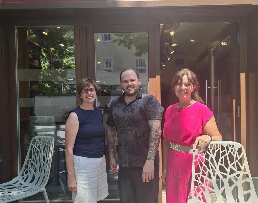 Klaudia Kopp (l.) und WK-Regionalstellenobfrau Melanie Eckhardt (r.) gratulierten Ben Perner zur Eröffnung des  „Viva la Napoli“ .