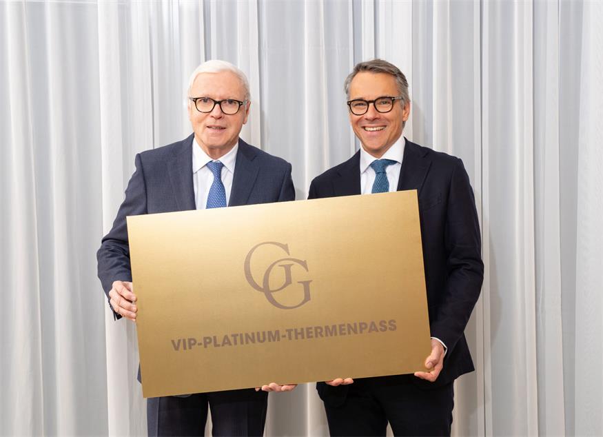 Klaus Hofmann (r.) übernahm die Position des Managing Director der Vamed Vitality World von Gerhard Gucher. Hofmann ehrte Guchers Lebenswerk mit der Überreichung einer „Platinum-VIP-Karte“ als symbolische Berechtigung für den lebenslangen Eintritt in alle Thermenresorts d