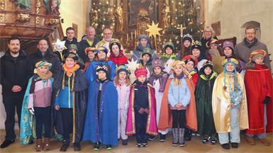 Kleinhöflein. Bei der Messe am 6. Jänner hatte Pfarrer Lorenz Voith noch den Wissenstand der Sternsingerinnen und Sternsinger abgeprüft und sicher auch ein wenig erweitert - danach ging es für diese los durch den verschneiten Ort.