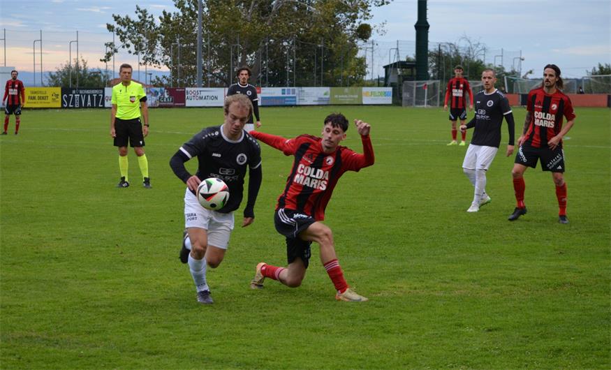 Kniefall? Mitnichten. Neufelds Sebastian Wachter (l.) gegen Hornsteins Mateas Grgic.