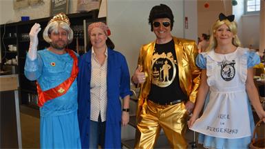 "Königinmutter" und "Putze", Karl und Verena Mutsch, sorgten für die Getränke, etwa für "Elvis und Alice aus dem Burgenland" Johannes und Janka Göttschinger.