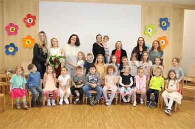 Kolleginnen und Kinder verabschiedeten beim Kindergartenfest Lucia Guczogi offiziell in die bevorstehende Pension.