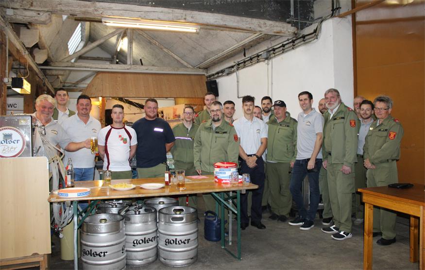 Kommandant Alexander Zach und seine Mannen luden zum Fest in die Gemeindehalle. Auch Bürgermeister Michael Kefeder stand hinter der Schank.