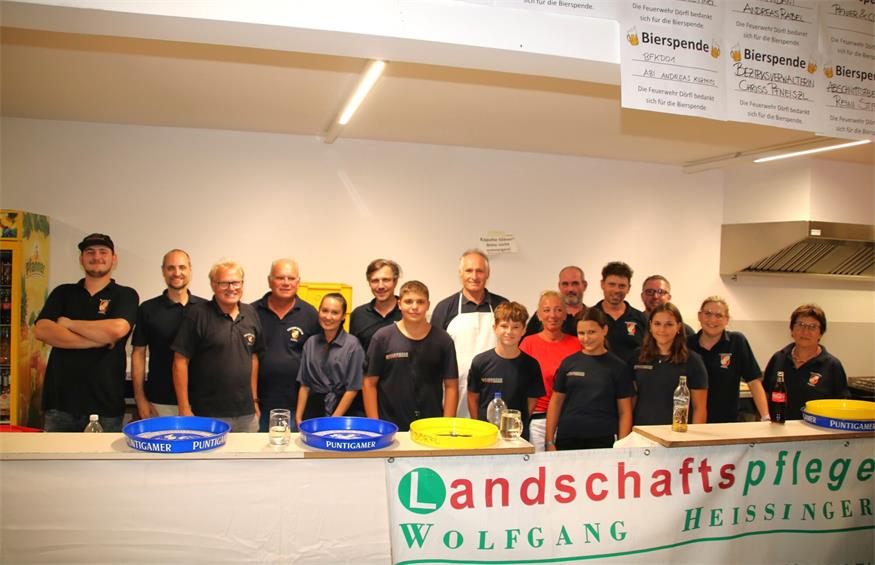 Kommandant Andreas Rabel (2.v.l.) und sein fleißiges Team hatten Speis und Trank für ihre Gäste vorbereitet.