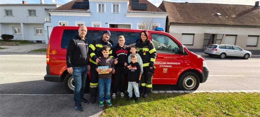 Kommandant Christian Laminger und Kommandantstellvertreterin Katharina Baumgartner bedankten sich gemeinsam mit Abschnittskommandant Andreas Kuzmits bei den vier Ratschenkindern für ihren beherzten Einsatz.