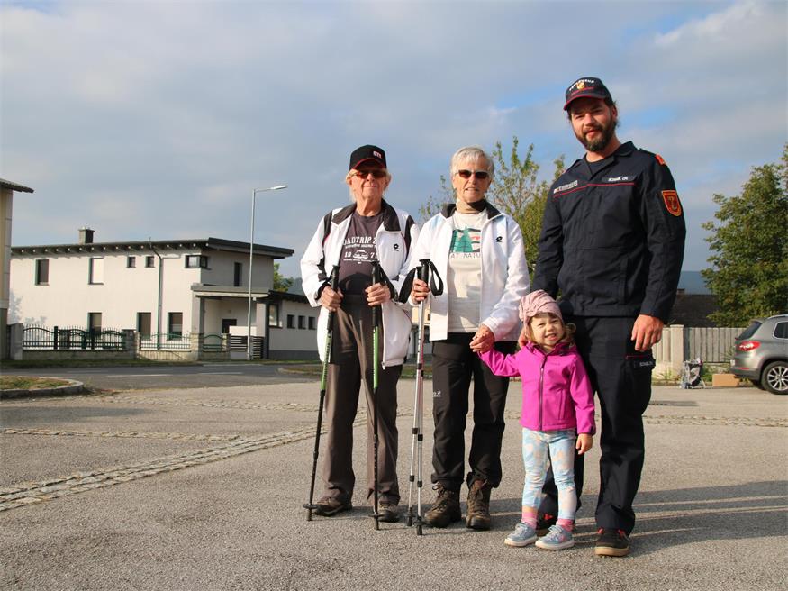 Kommandant Christian Schabl und Nichte Josefine mit Hans und Wilma Kainz, die sich unter die Wanderer mischten.