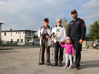 Kommandant Christian Schabl und Nichte Josefine mit Hans und Wilma Kainz, die sich unter die Wanderer mischten.