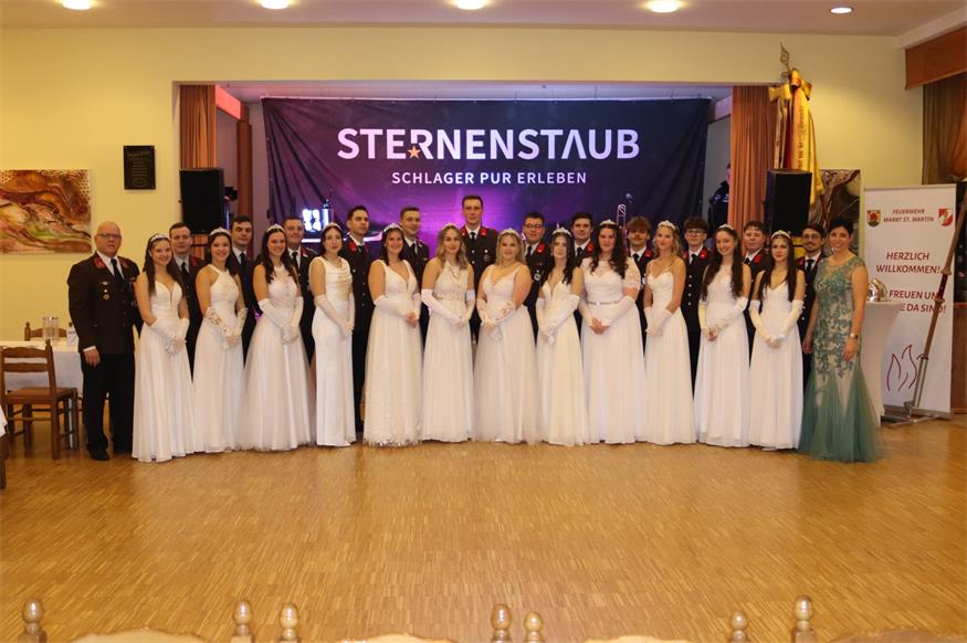 Kommandant Dietmar Schindler mit der Polonaisegruppe, die den Ball am Samstag stimmungsvoll eröffnete. 