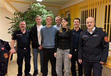 Kommandant Jürgen Frühstück (l.), sein Stellvertreter Christoph Frühstück (2.v.r.), Bürgermeister Ewald Bürger (M.) und Abschnittskommandant Josef Weber (r.) freuten sich über die neuen Mitglieder Erik Heiszenberger, Rafail van Ederen und Leonie Heissenberger.