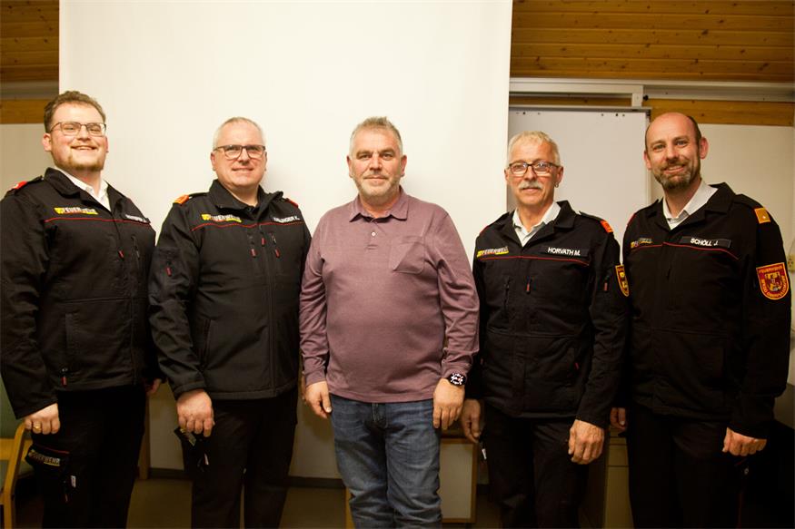 Kommandant Klaus Kallinger (2.v.l.), sein Stellvertreter Martin Horvath (2.v.r.) sowie Johannes Winterer (l.) konnten auch Bürgermeister Manfred Degendorfer (M.) sowie Abschnittskommandant Josef Schöll l als Vertreter des Bezirksfeuerwehrkommandos Oberpullendorf bei der Jahreshauptdienstbesprechung begrüßen.