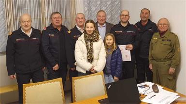 Kommandant Kurt Kappel und sein Stellvertreter Johann Hauser konnten als Ehrengäste bei der Jahreshauptdienstbesprechung Vizebürgermeister Josef Thurner, Abschnittsfeuerwehrkommandant Josef Weber, Ehrenabschnittsfeuerwehrkommandant Johann Kainz sowie Ortsvorsteher Franz Kainz begrüßen. Sie gratulierten Valentina und Theresa Wibmer zur Angelobung sowie Andreas Baumgartner zur Auszeichnung.