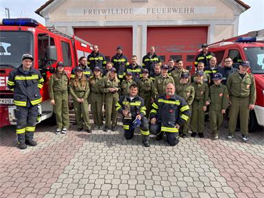 Kommandant Michael Markovits (vorne, r.) gratulierte Thomas Ohr (vorne, l.) im Namen aller Kameradinnen und Kameraden zum 50. Geburtstag. 
