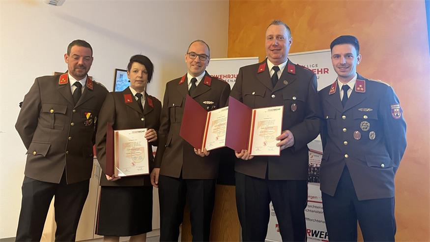Kommandant Rene Schreiner (l.), Kommandant-Stellvertreter Michael Spuller (r.) mit Sabine Wanger, Alexander Hornich und Franz Sinawehl, die zu Jugendbetreuern ernannt wurden.