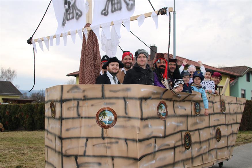Kommandant Richard Schrammel als Käpt'n Hook stach mit seinen Piraten von der Feuerwehr Oberloisdorf in See.
