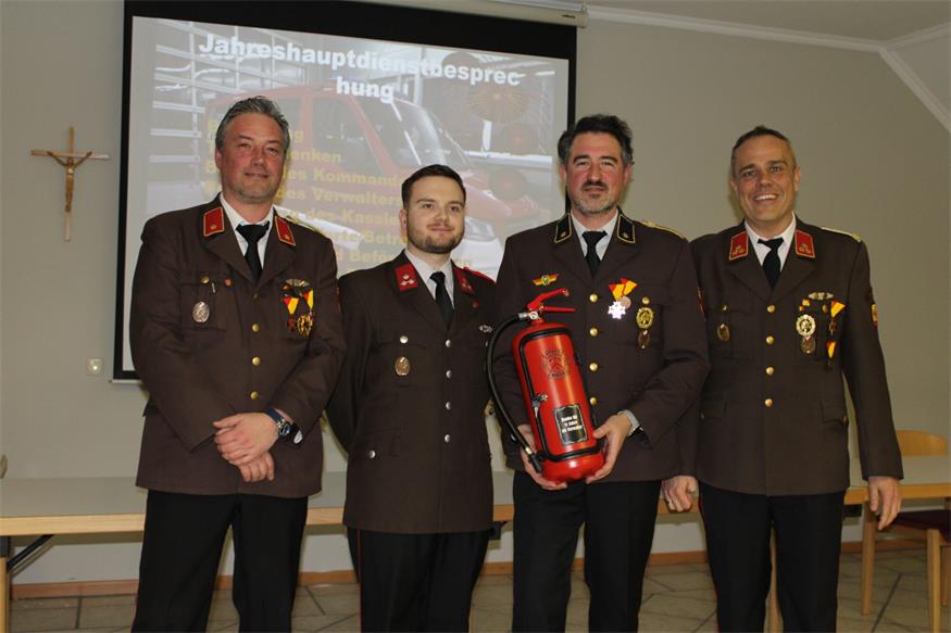 Kommandant Richard Schrammel (r.), Stellvertreter Michael Pfneiszl (l.) und Nachfolger Alexander Prunner (2.v.l.) bedankten sich bei Thomas Jestl für seine elfjährige Tätigkeit.