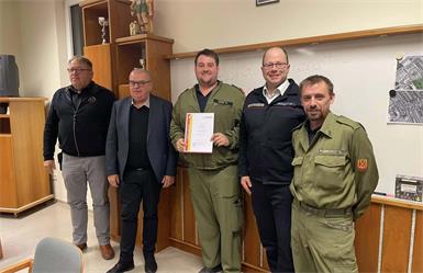Kommandant Robin Eder (M.) wurde nach Absolvierung der nötigen Kurse zum Oberbrandinspektor befördert. Vizebürgermeister Andreas Bauer, Bürgermeister Werner Hofer, Abschnittskommandant Markus Wessely und Kommandantstellvertreter Thomas Plankovits (v.l.) gratulierten. 