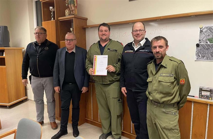 Kommandant Robin Eder (M.) wurde nach Absolvierung der nötigen Kurse zum Oberbrandinspektor befördert. Vizebürgermeister Andreas Bauer, Bürgermeister Werner Hofer, Abschnittskommandant Markus Wessely und Kommandantstellvertreter Thomas Plankovits gratulierten.