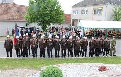 Kommandant Stefan Pessenlehner ließ die Feuerwehrkameraden aus Bubendorf und Pilgersdorf zur Messe am Kirchenplatz antreten.