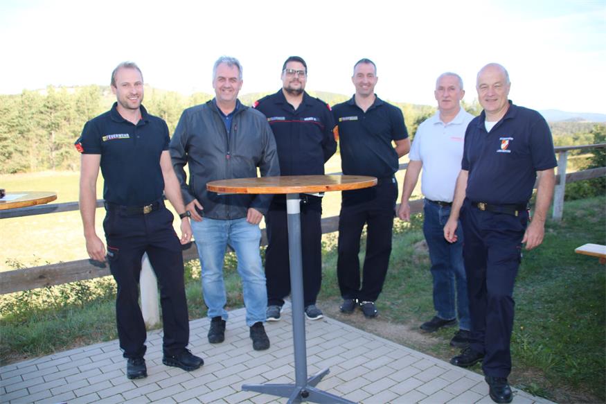 Kommandant Stefan Weber, Michael Weber, Daniel Schlögl und Abschnittskommandant Josef Weber freuten sich über den Besuch von Bezirksfeuerwehrkommandant Martin Reidl (2.v.l.) und Bezirksfeuerwehrkommandantstellvertreter Kurt Kappel (2.v.r.).
