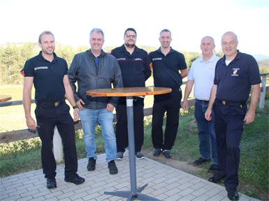 Kommandant Stefan Weber, Michael Weber, Daniel Schlögl und Abschnittskommandant Josef Weber freuten sich über den Besuch von Bezirksfeuerwehrkommandant Martin Reidl (2.v.l.) und Bezirksfeuerwehrkommandantstellvertreter Kurt Kappel (2.v.r.).