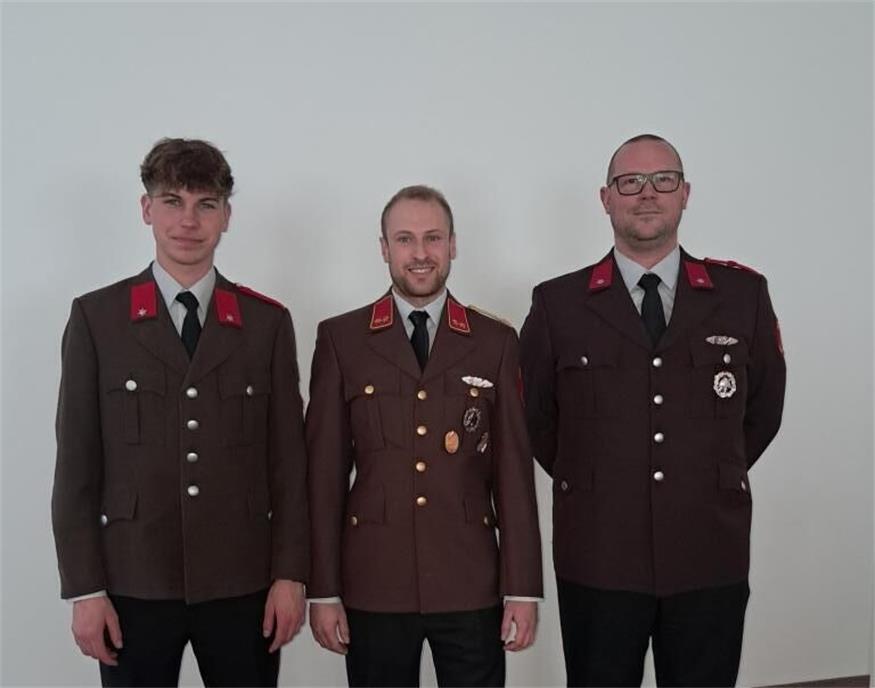Kommandant Stefan Weber (Mitte) gratulierte Feuerwehrmann Dominik Schlögl und Löschmeister Roland Grosinger zu ihren Beförderungen.