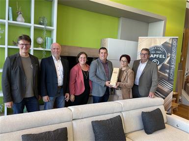 Kommerzialrat Gerald Gurdet (FG-Obmannstellvertreter), Tanja Stöckl (Regionalstellenobfrau), Tischlermeister Lukas Posawetz mit Gattin, Thomas und Kurt Zapfel. 