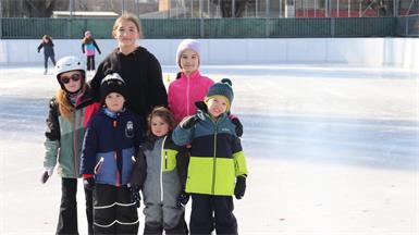 Konstanze, Livia, Vanessa, Leon, Anna und Nino nehmen an einem Eislaufkurs teil, der von Celine Weiss (nicht am Bild) geleitet wird. Am 23. Februar können die Kinder bei einem Showprogramm ihr Können vorzeigen. 