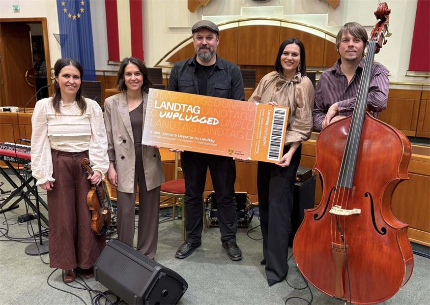 Konzert im Sitzungssaal: Landtagspräsidentin Astrid Eisenkopf (2.v.r.) mit der Gruppe Idemo - v.l.: Magdalena Pfaffender, Julia Prötsch, Philipp Zach und Nikola Zeichmann.
