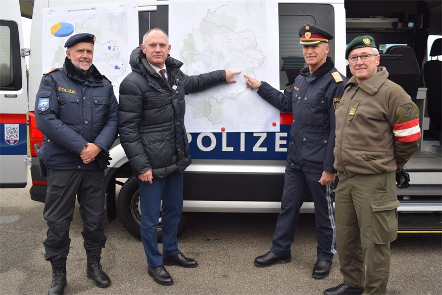 Koordinator der Grenzschutzeinheit PUMA, Kurt Pilwax, Innenminister Gerhard Karner, Landespolizeidirektor Martin Hubert und Oberst Arnold Gradwohl stellten die neuen Maßnahmen im Grenzschutz vor.