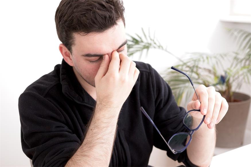 Kopfschmerzen und leichter Schwindel können den Umstieg auf eine Gleitsichtbrille begleiten.