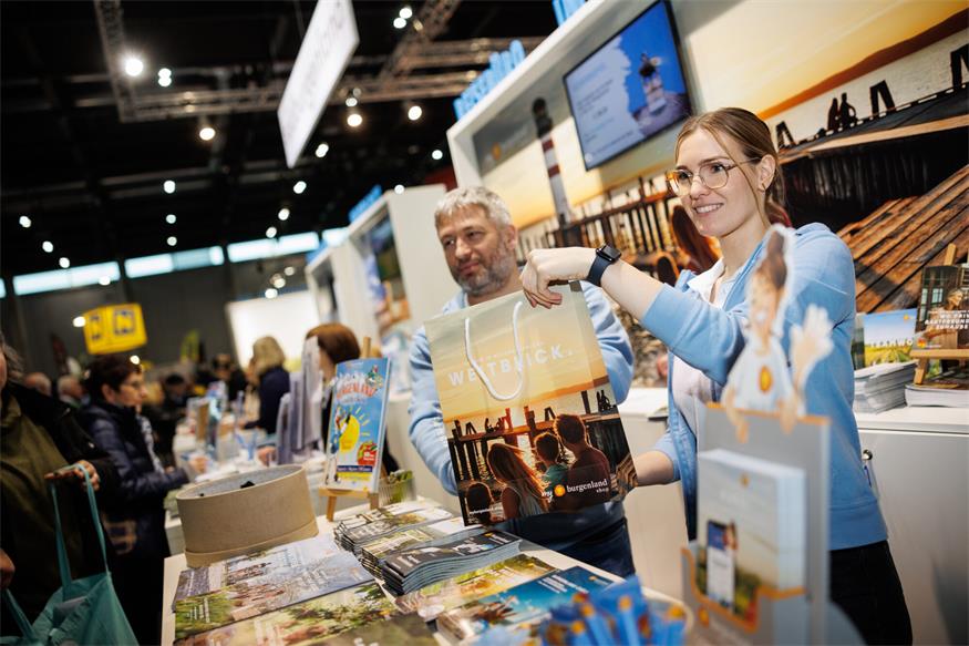 Kostproben und Urlaubs-Ideen im Sackerl. Der Burgenland-Stand ist einer der größten auf der Wiener Ferienmesse.