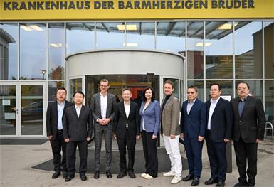 Krankenhausleitung: Geschäftsführer Robert Maurer (3. v.l.), Pflegedirektorin Susanne Wukovatz und der Ärztliche Direktor Martin Wehrschütz durften eine hochrangige Delegation aus Shanghai in ihrem Haus begrüßen. 