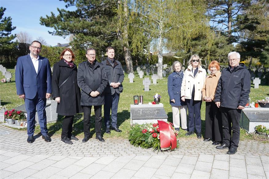 Kranzniederlegung am Friedhof in Mattersburg: Thomas Nikles (Vbgm. Mattersburg), Christine Teuschler (ACP-Vorstandsmitglied), Norbert Darabos (ACP-Präsident), Tobias Lang (ACP-Direktor), Ilse Divosch, Britta Kirchler-Mader (Tochter von Gerald Mader), Christa Prets (Landesrätin a.D.) und Erwin Schranz (Landtagspräsident a.D. (v.l.).