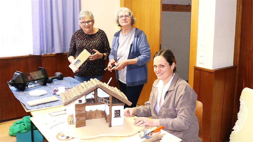 Krippenverbands-Landesobfrau Gertrude Limbach (Mitte) hilft Edith Rauchbauer bei ihrer Weihnachtslaterne und Barbara Berger bei ihrer Krippe.